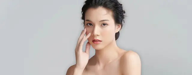 轻触面颊的女士，卡尔加里 CO₂ 激光换肤