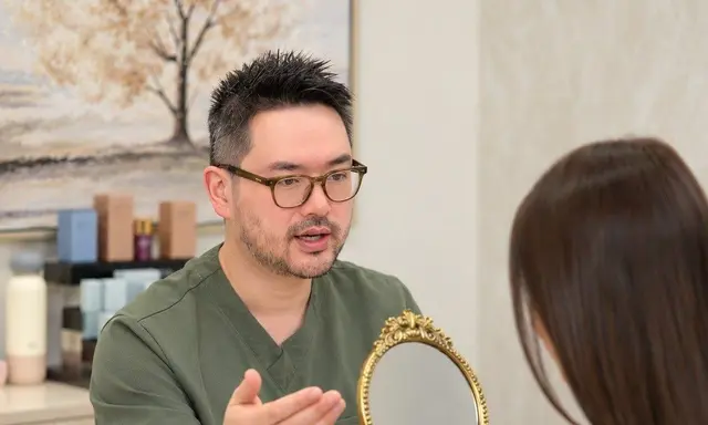 郭医生与患者讨论注射治疗方案
