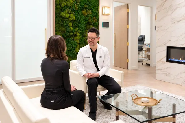 郭医生在 Rejuvenation Calgary North 为患者面诊