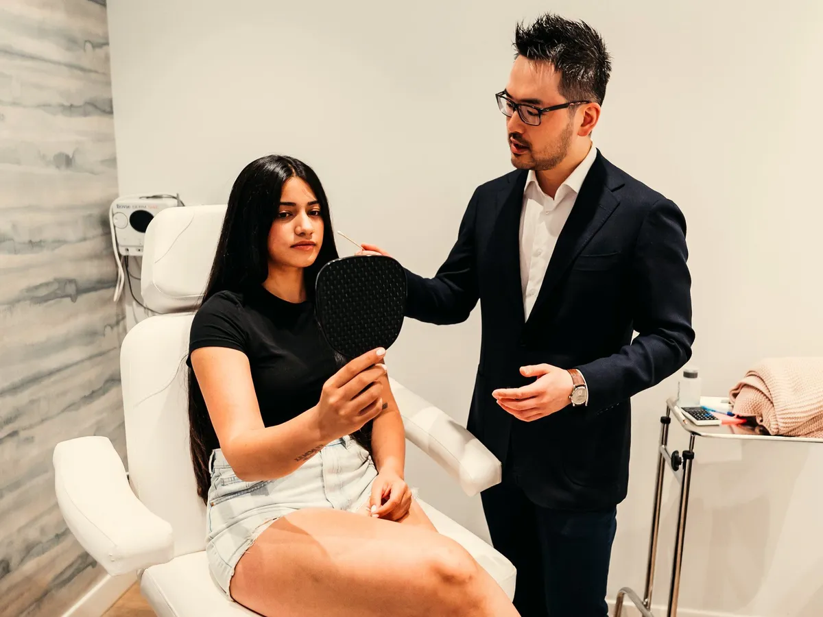 郭医生在卡尔加里为患者面诊