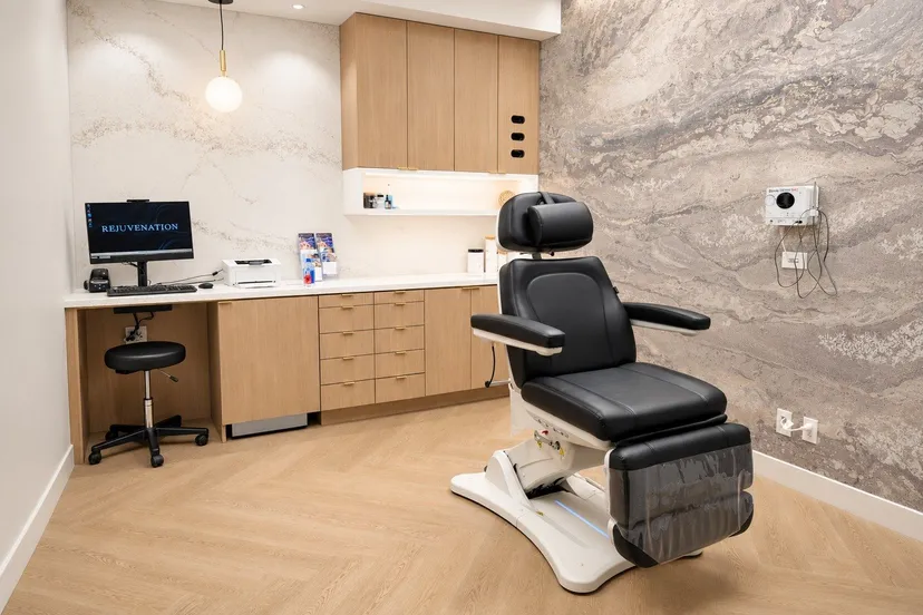 Rejuvenation Calgary North 的治疗室